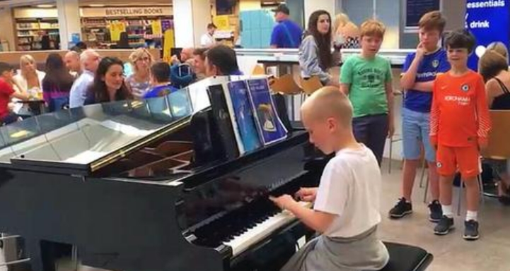 11-річний хлопчик вирішив зіграти на громадському піаніно в аеропорту – і вразив натовп глядачів.