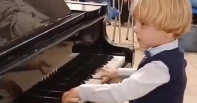 5- річна дитина вийшла на сцену і сіла за піаніно. Всі думали, що це жарт, але зазвучав Моцарт!