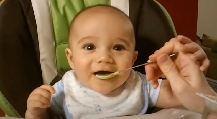 Малюк видає веселі дитячі звуки, коли вперше їсть зелені боби!