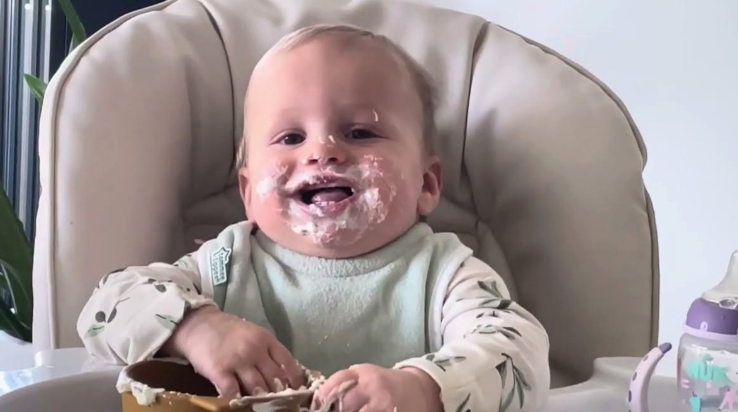 Найсолодкіше захоплення: пригода малюка і торта, наповнена сміхом!