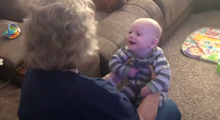 Радісне хихикання: зворушливий сміх малюка з коханою бабусею!