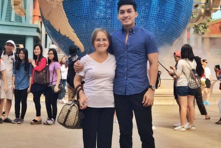 Мама пропрацювала закордоном 20 років, щоб допомогти своїм 7 дітям. Коли вона чекала свого рейсу, її син зробив щось дивовижне …