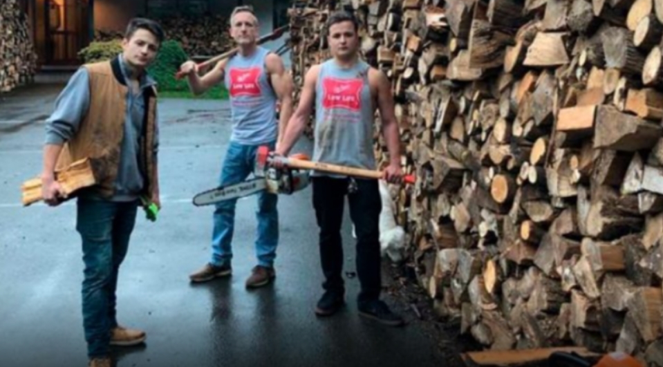 Тато і його 2 сина нарубали 80 машин дров. І роздали їх тим, у кого немає rрошей на оnалення!