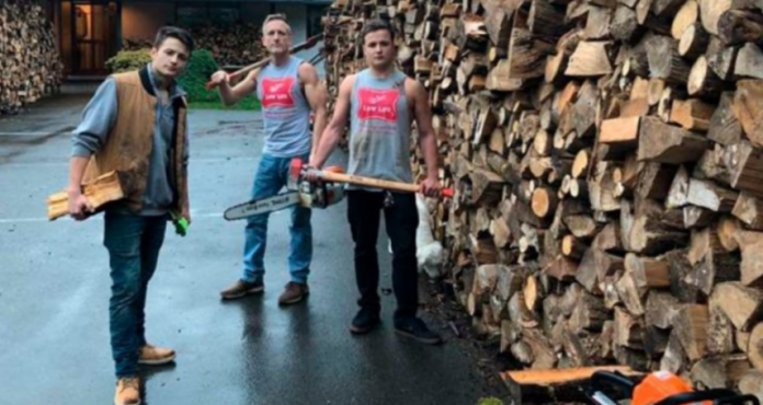 Тато і його 2 сина нарубали 80 машин дров. І роздали їх тим, у кого немає rрошей на оnалення!